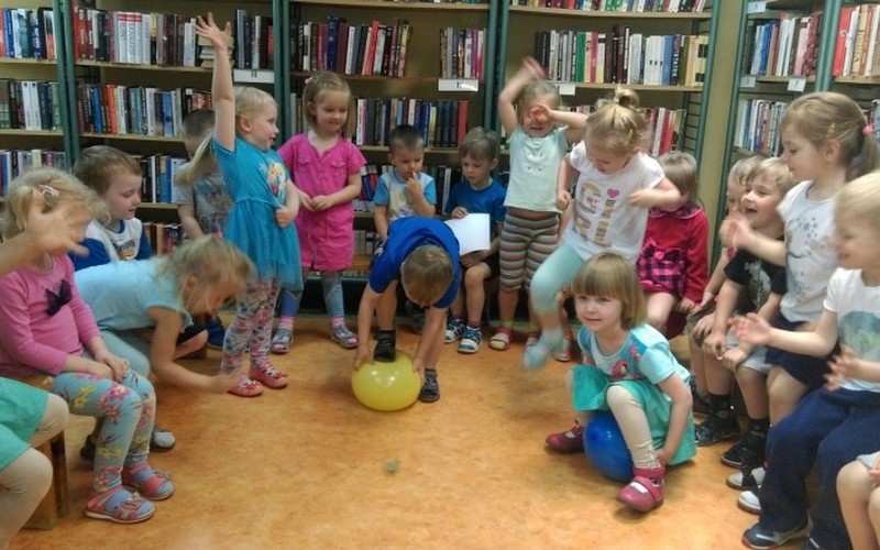 Stokrotki w bibliotece