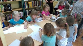 Stokrotki w bibliotece