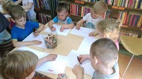 Stokrotki w bibliotece