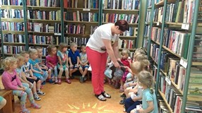 Stokrotki w bibliotece