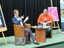 Jacek Dehnel w bibliotece