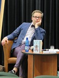Jacek Dehnel w bibliotece