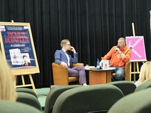 Jacek Dehnel w bibliotece