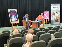 Jacek Dehnel w bibliotece