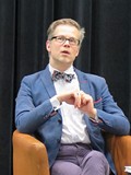 Jacek Dehnel w bibliotece
