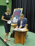 Jacek Dehnel w bibliotece