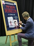 Jacek Dehnel w bibliotece