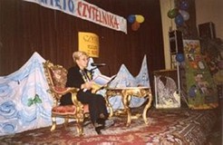 Wiceprezydent Koszalina, Pani Krystyna Kościńska czytająca dzieciom fragmenty baśni