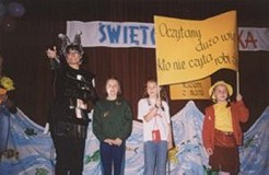 Prowadząca imprezę Wioleta Nyc przebrana za Niburkę