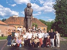 Uczestnicy wycieczki pod pomnikiem Adama Mickiewicza w Wilnie