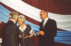 Przewodnicząca Związku Zawodowego Pracowników Bibliotek Publicznych Małgorzata Hodyńska oraz dyrekto