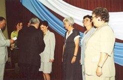 Prezydent Miasta Koszalina Henryk Sobolewski i przewodniczący Rady Miejskiej Ryszard Wiśniewski wręc