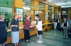 Wicedyrektor Koszalińskiej Biblioteki Publicznej Janina Krasucka wręcza nagrody