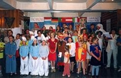 Uczestnicy imprezy „Z Koziołkiem Matołkiem przez kraje Unii Europejskiej”