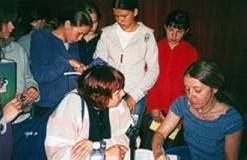 Anna Onichimowska rozdaje autografy