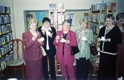 Po oficjalnych uroczystościach wspaniale smakował tort urodzinowy Biblioteki