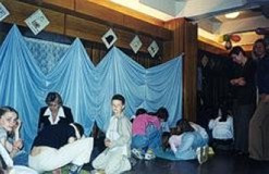 Dzieci malują bohaterów z Doliny Muminków