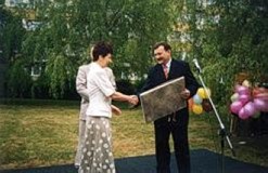 Ewa Sabatowicz otrzymuje upominek z rąk Stanisława Gawłowskiego, wiceprezydenta Koszalina