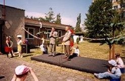 Prezydent Koszalina Mirosław Mikietyński i dyrektor Koszalińskiej Biblioteki Publicznej na rozpoczęc