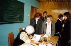 Joanna Papuzińska podpisuje swoje książki na spotkaniu z bibliotekarzami