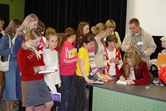 Beata Ostrowicka podpisuje swoje książki