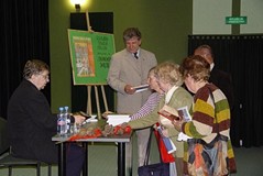 Zbigniew Święch podpisuje książki