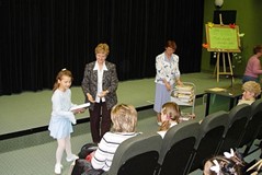 Zastępca dyr. KBP Janina Krasucka najlepszym recytatorom wręcza nagrody