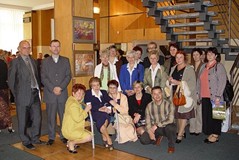 Grupa bibliotekarzy regionu koszalińskiego w otoczeniu Marii Hudymowej na sesji popularnonaukowej „6