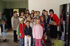 Najaktywniejsi czytelnicy z Filii Bibliotecznej nr 4 w Koszalinie z bibliotekarką Danutą Rembowską