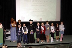 Wioletta Piasecka z grupą wykładowców Uniwersytetu Kubusia Puchatka