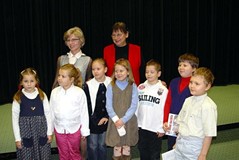 Zwycięzcy konkursu na ilustrację legend Gracjana Bojara-Fijałkowskiego z organizatorką Jadwiga Wysok