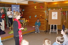 Uroczystość prowadzi obecna kierowniczka filii Jadwiga Wysokińska