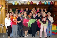 Uczestniczki warsztatów z prowadzącymi zajęcia i rekwizytami