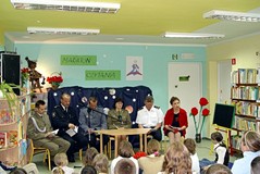 Komendanci miejskich służb mundurowych czytają dzieciom „Małego Księcia”