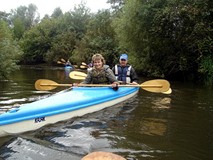 Spływ kajakowy bibliotekarzy zorganizowany przez MBP w Białogardzie. Na zdjęciu, uczestniczka spływu