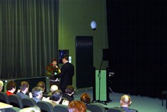 Przewodnicząca Oddziału koszalińskiego SBP otrzymuje kwiaty od wice prezydenta Andrzeja Jakubowskieg