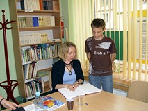 Ewa Nowak podpisuje książkę w czasie spotkania na Filii nr 8