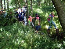 W Wiosce Labiryntów uczestnicy Wakacji w Koszalińskiej Bibliotece Publicznej