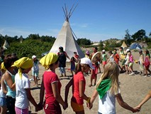 W indiańskim tańcu młodzi czytelnicy koszalińskich bibliotek