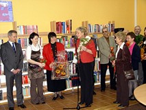 Kierowniczka Filii Nr 4 Danuta Rembowska odbiera życzenia i gratulacje