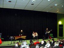 Ksylofon Kwartet gra dla wypełnionej po brzegi publiczności sali konferencyjnej Koszalińskiej Biblio