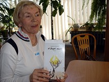 Stanisława Schreuder ze swym tomikiem