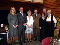 Lucyna Ślubowska w otoczeniu dyrektorów Koszalińskiej Biblioteki Publicznej i Książnicy Pomorskiej