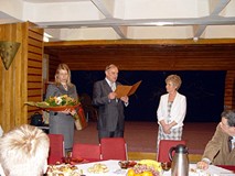 Lucyna Ślubowska przyjmuje życzenia i gratulacje od dyrektora Koszalińskiej Biblioteki Publicznej An