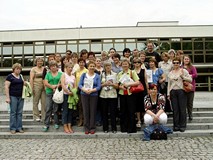 Bibliotekarze koszalińscy przed Biblioteką Narodową