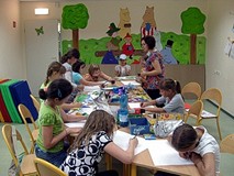 Młodzi edytorzy w trakcie pracy nad książką