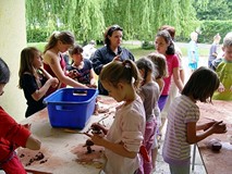 Lepienie gliny w Filii nr 9 w ramach „Bezpiecznych Wakacji”