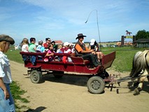 Dzieci w bryczce na „Dzikim Zachodzie” w Zieleniewie