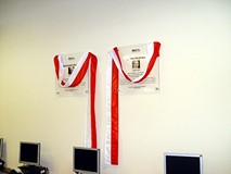 Tablice zasłużonych bibliotekarzy przed odsłonięciem w Koszalińskiej Bibliotece Publicznej