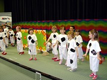 Przedszkolaki recytują wiersze Doroty Gellner w Koszalińskiej Bibliotece Publicznej